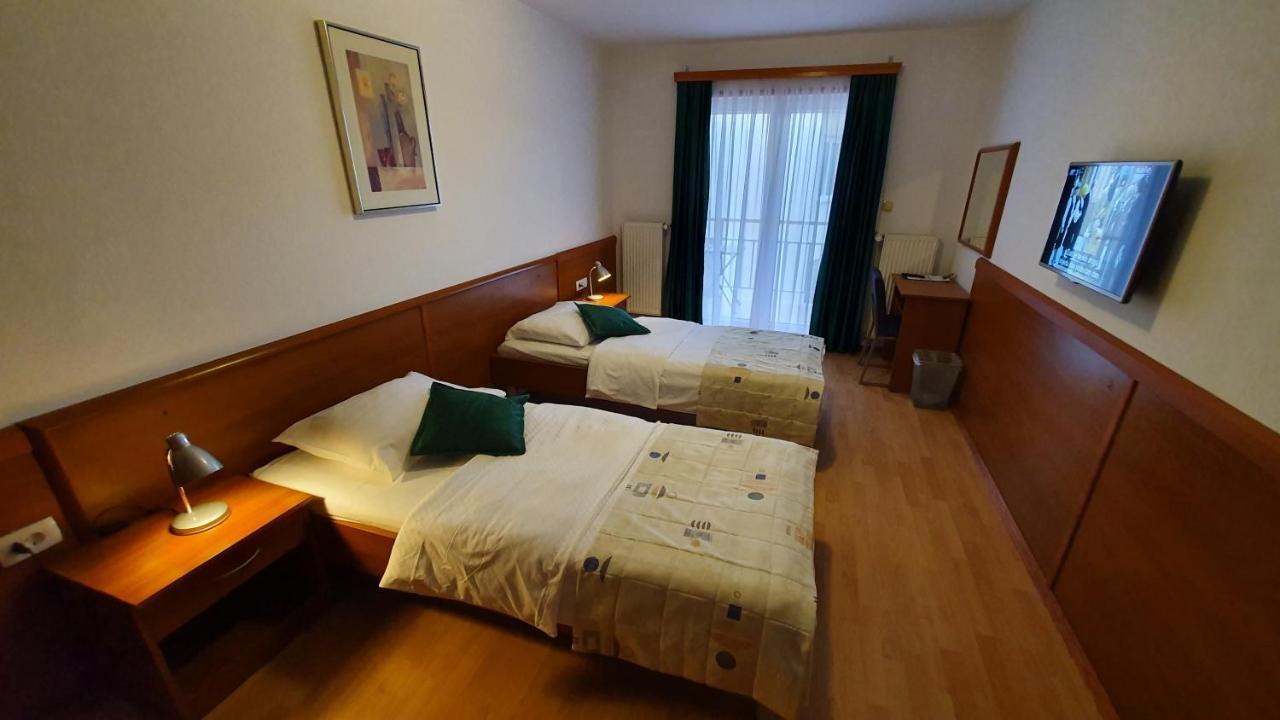 Hotel Zvonimir Otočac Exterior foto